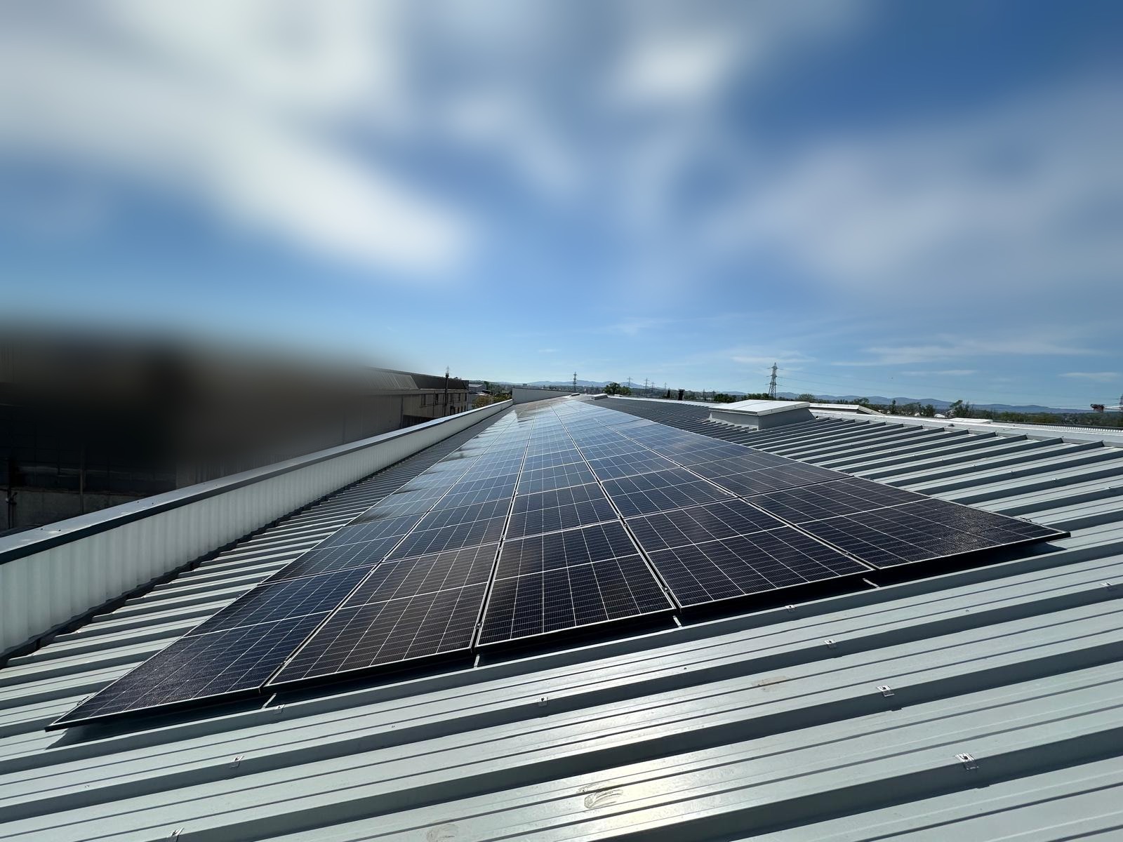 Panneaux photovoltaïques sur une toiture en bac acier industriel