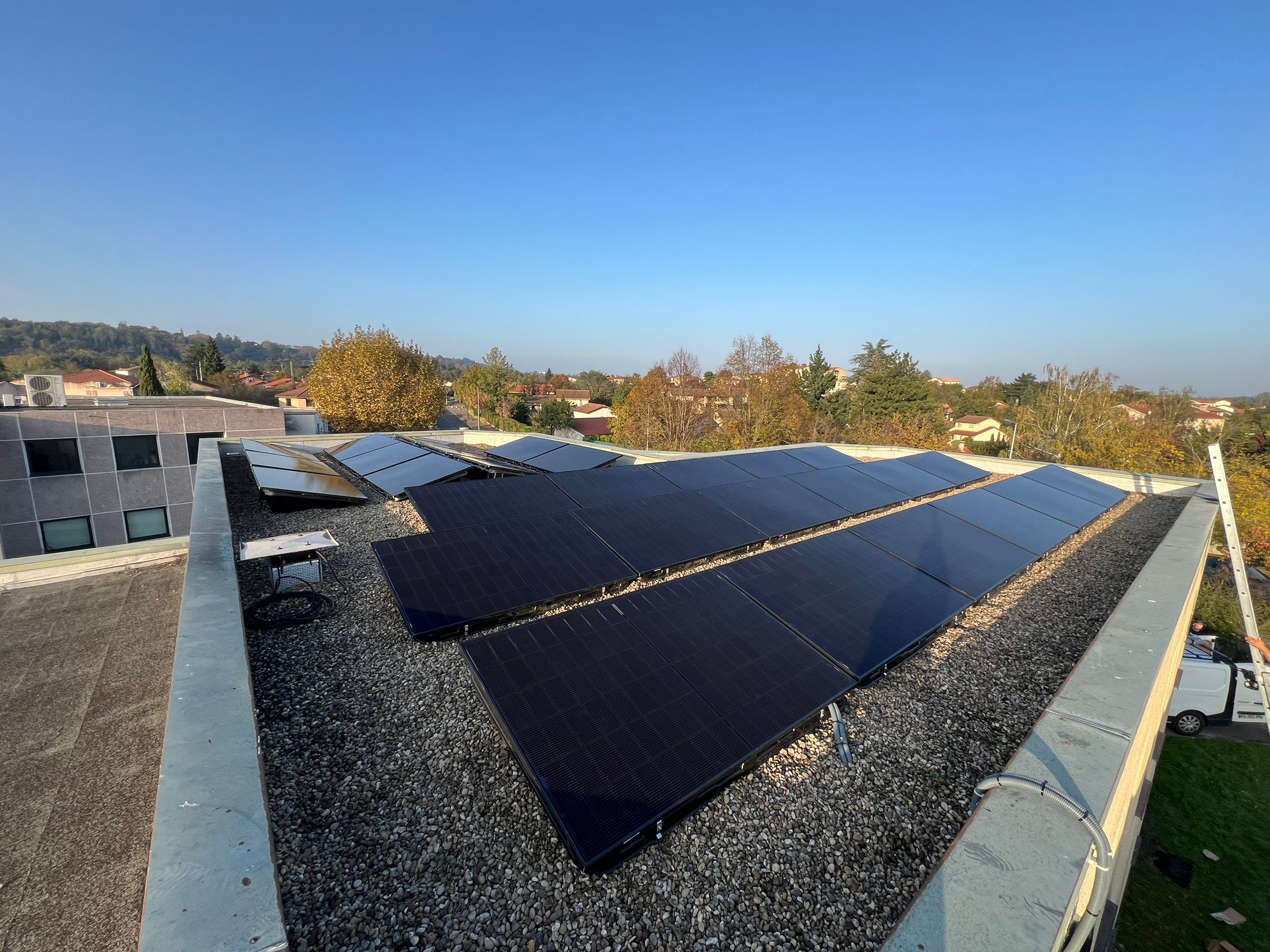 Installation photovoltaïque en cours par l'équipe Participation Solaire