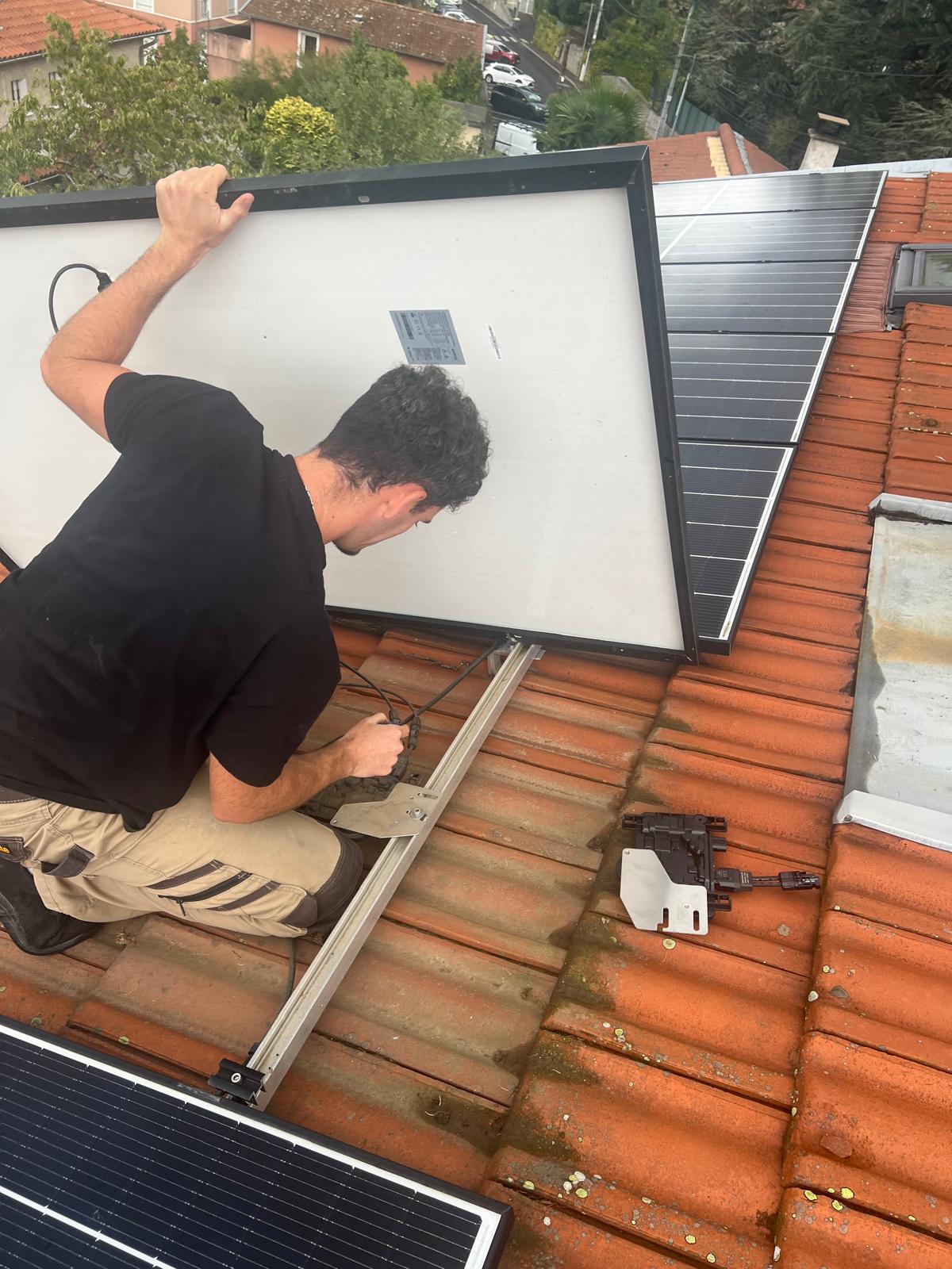 Technicien intervenant sur une installation photovoltaïque en toiture