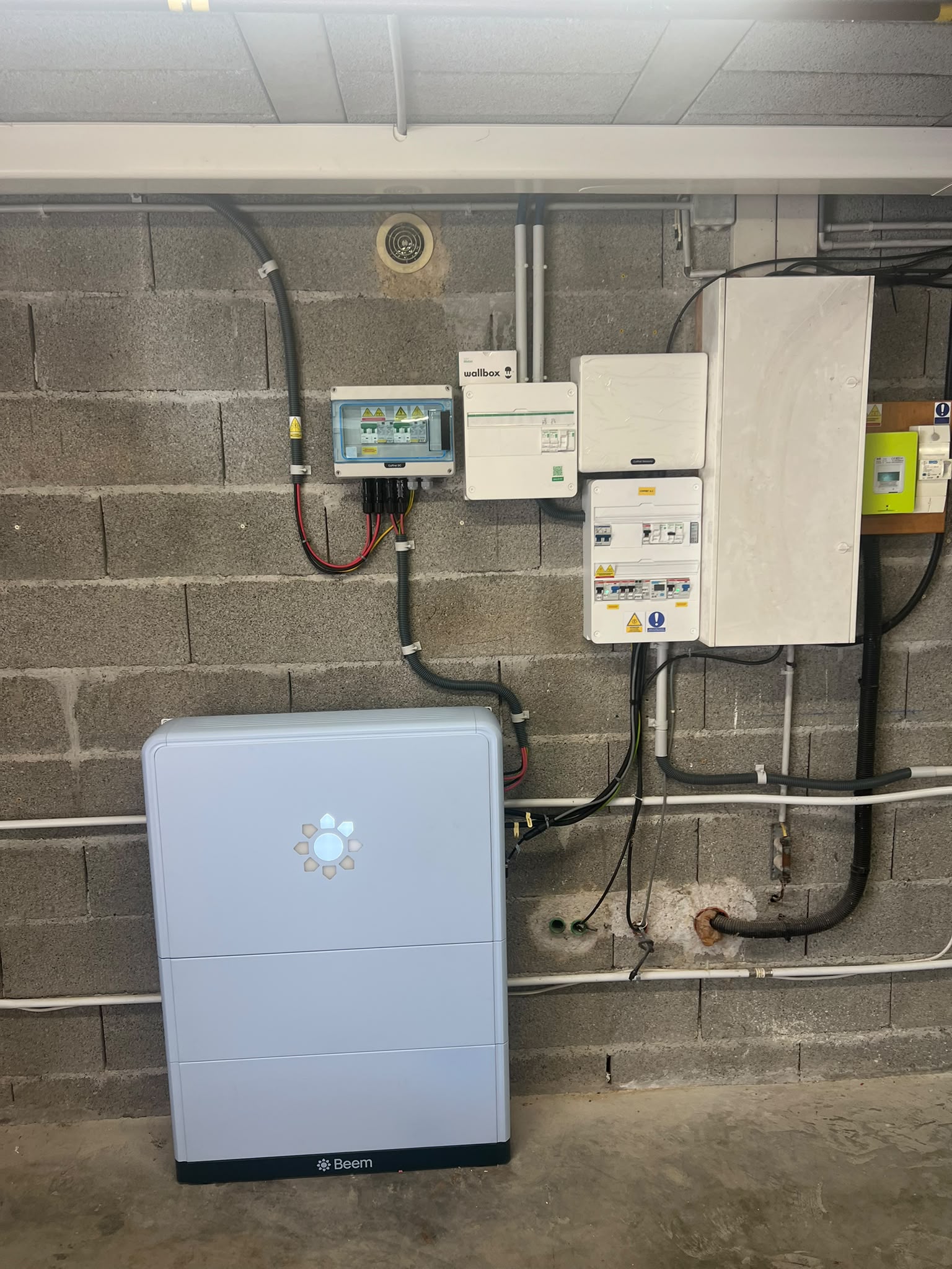 Batterie de stockage installée au mur avec coffret onduleur et wallbox