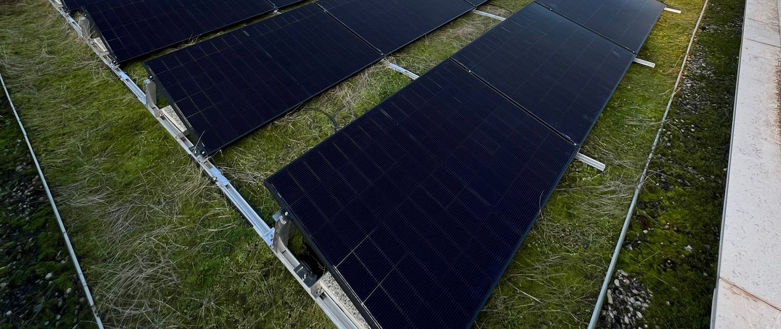 Panneaux photovoltaïques sur une toiture végétalisée