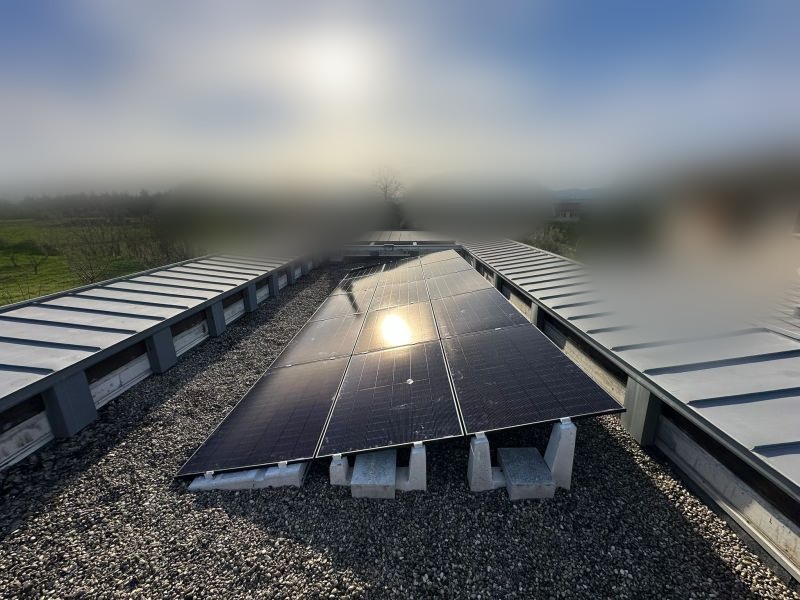 Panneaux photovoltaïques sur le toit plat d'une maison moderne
