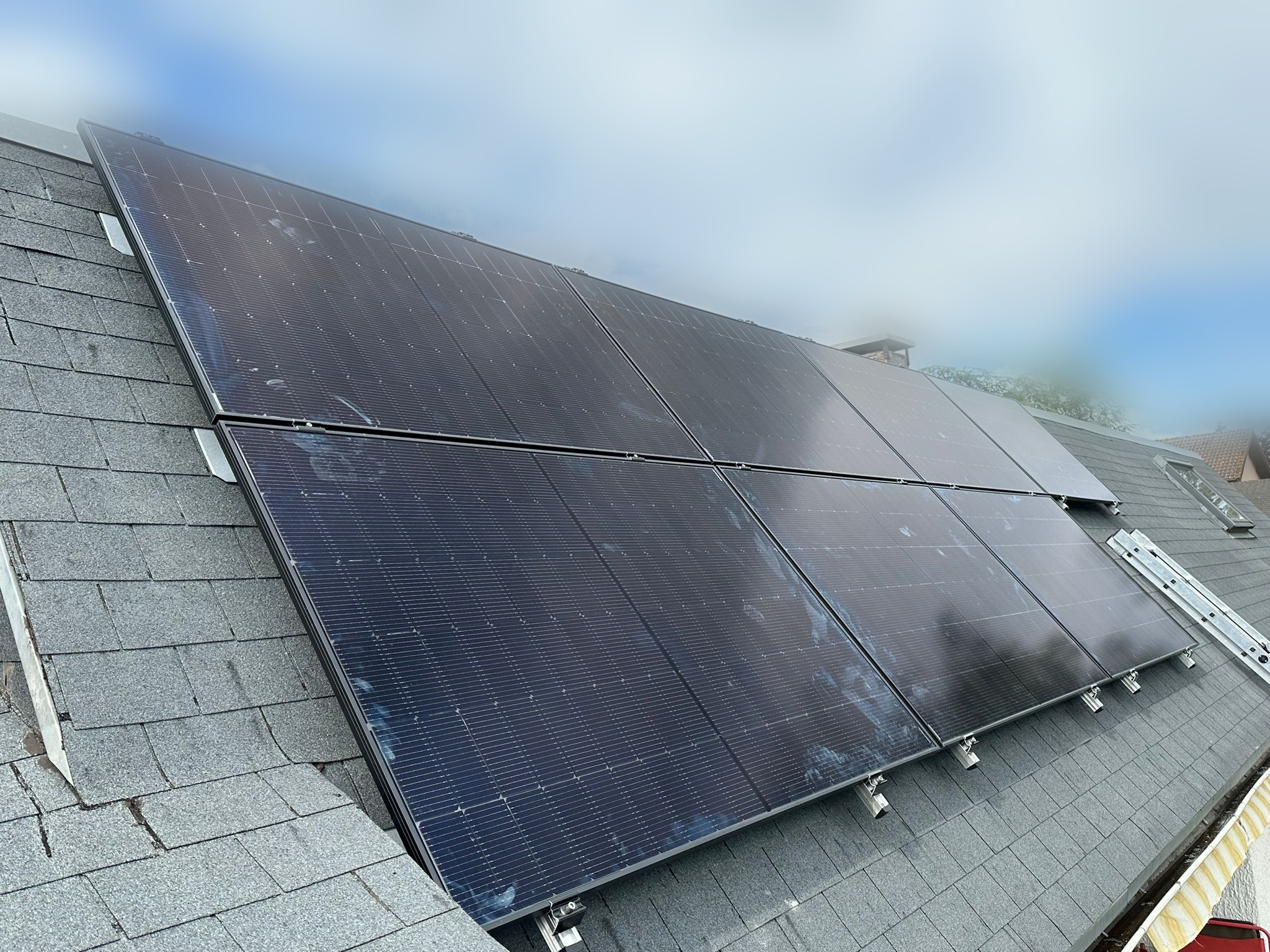Panneaux photovoltaïques posés sur une toiture en ardoise