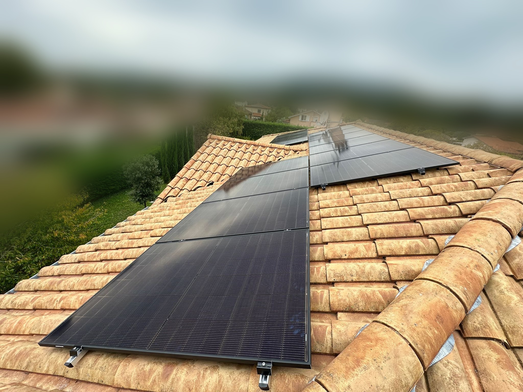 Panneaux photovoltaïques posés par notre équipe sur une toiture en tuiles